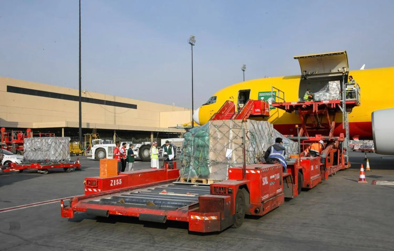 وصلت حتى اليوم 7 طائرات سعودية إغاثية إلى مطار العريش في مصر تمهيداً لنقلها إلى داخل قطاع غزة (مركز الملك سلمان للإغاثة والأعمال الإنسانية)