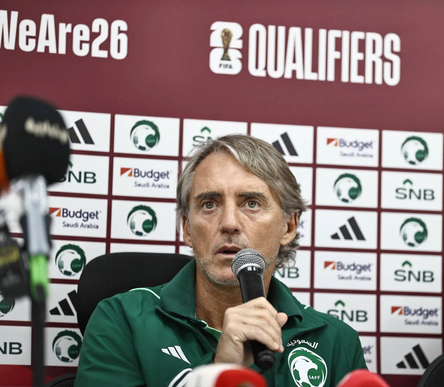 مانشيني يتحدث خلال المؤتمر الصحافي (تصوير: عيسى الدبيسي)