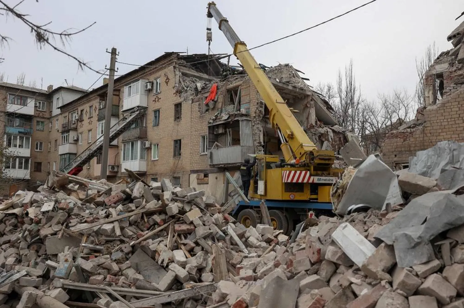  This photograph taken on November 15, 2023 shows Ukrainian rescue workers using a crane to remove the remains of a person from a heavily damaged residential building following a Russian strike, in the town of Selydove, Donetsk region, amid the Russian invasion of Ukraine. (AFP)