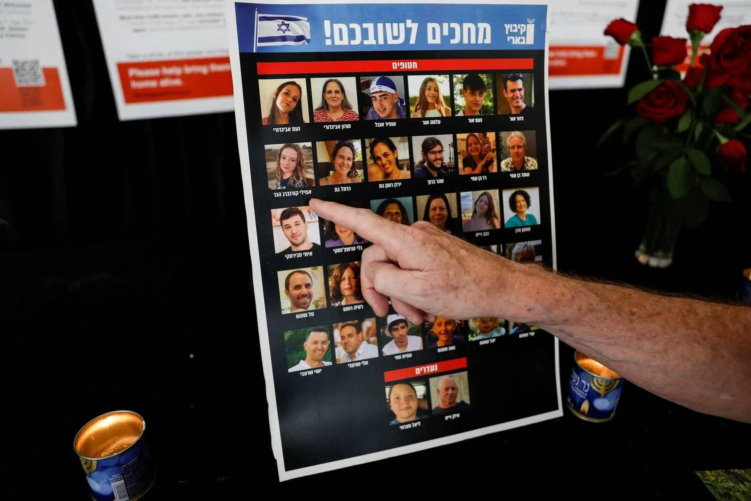 ملصق لصور الأسرى الإسرائيليين لدى «حماس» (رويترز)