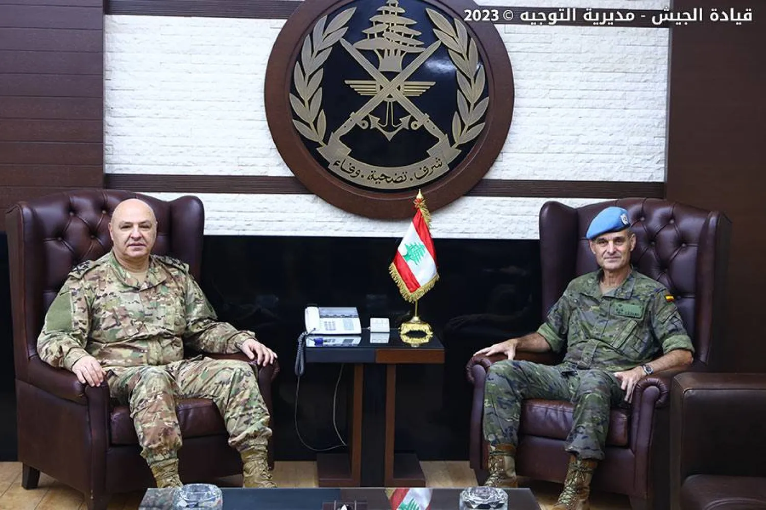 قائد الجيش العماد جوزف عون مجتمعاً مع قائد القوات الدولية في جنوب لبنان (يونيفيل) أرولدو لاثارو (موقع قيادة الجيش)