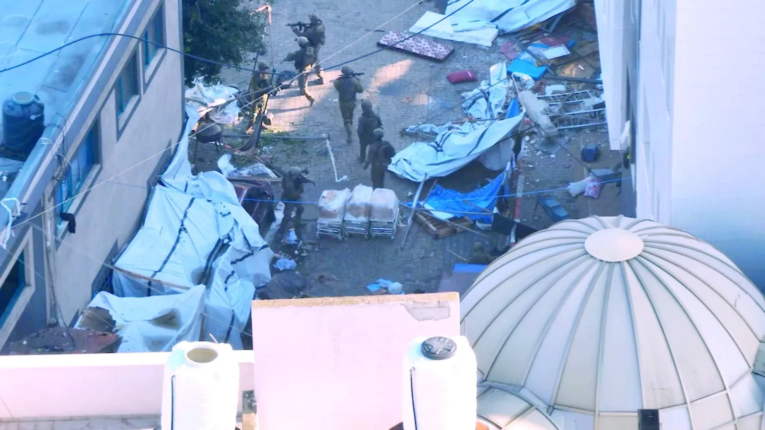 
جنود إسرائيليون بعد اقتحامهم «مجمع مستشفى الشفاء» بمدينة غزة أمس (رويترز)