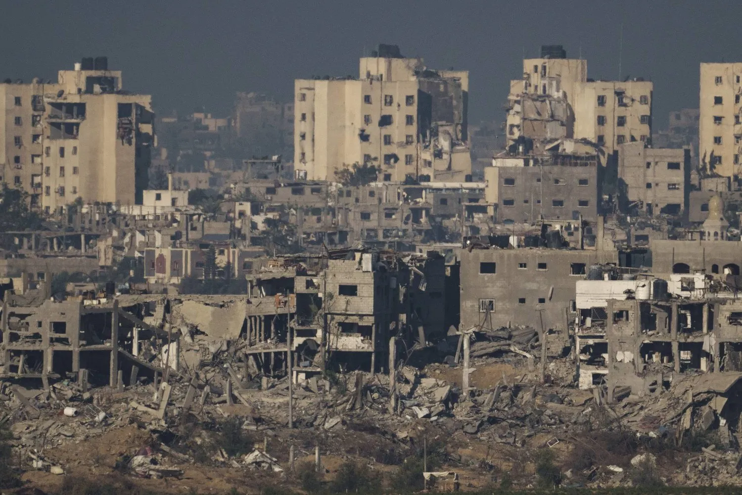 İsrail bombardımanında yıkılan Gazze binalar ( AP)