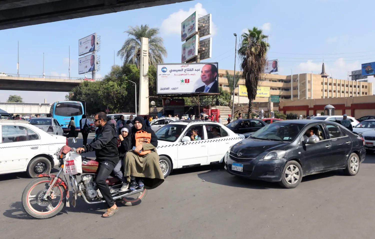 عائلة مصرية على دراجة نارية في أحد شوارع العاصمة القاهرة (إ.ب.أ)