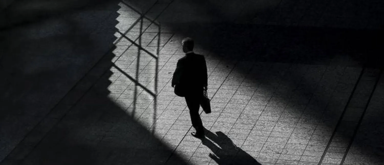 جائحة «كوفيد - 19» أوقفت النشاط الاقتصادي والاجتماعي مما أدى إلى زيادة مستويات الوحدة (رويترز)