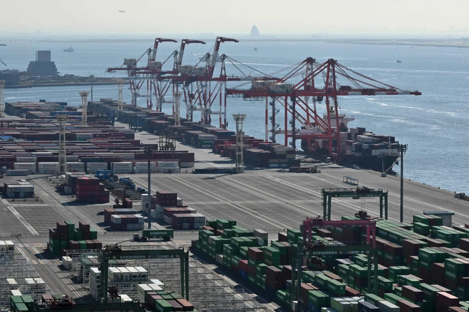 حاويات معدة للتصدير في ميناء العاصمة اليابانية طوكيو (أ.ف.ب)