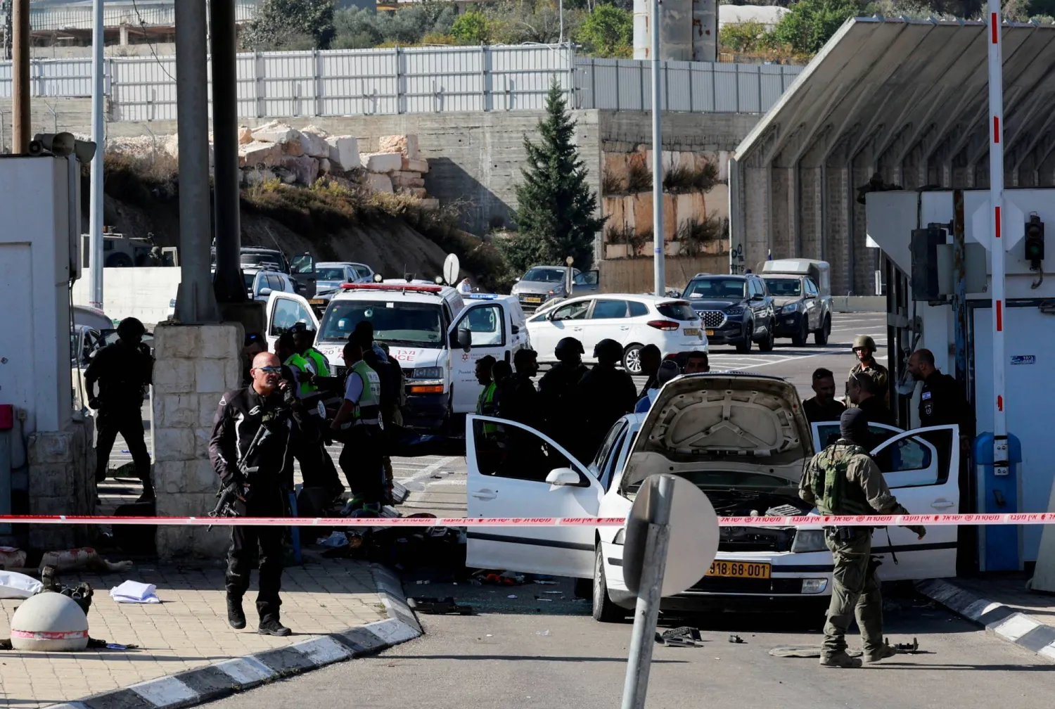 طوق أمني للشرطة الإسرائيلية بمكان الحادث في الضفة الغربية اليوم (رويترز)