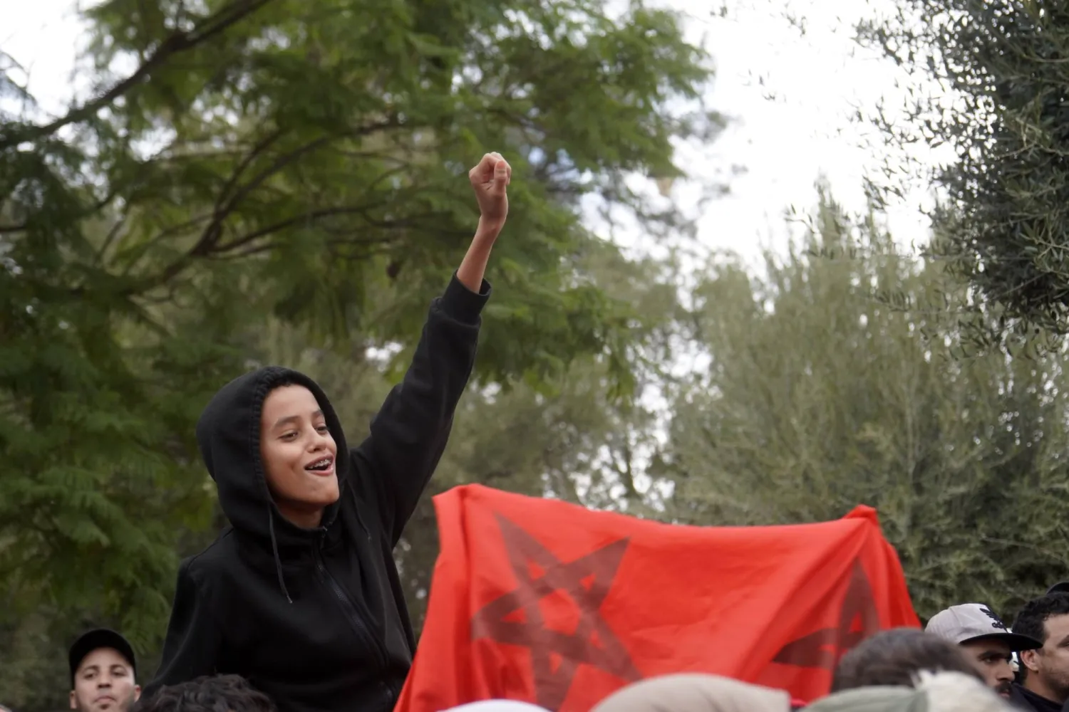 نازحون بسبب الزلزال يحتجون على نقص المساعدة الطارئة وتدهور حالة السكن في أمزميز خارج مراكش - المغرب الثلاثاء 24 أكتوبر 2023 (أ.ف.ب)