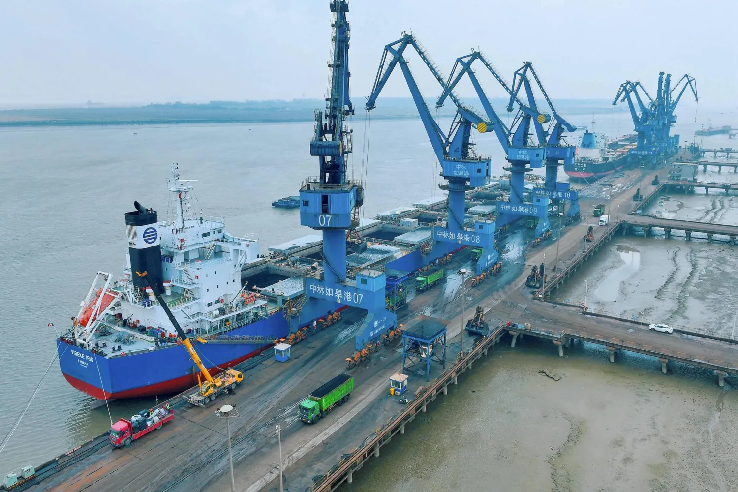 سفينة تفرغ حمولتها من الفحم في ميناء روغاو شرق الصين (أ.ف.ب)