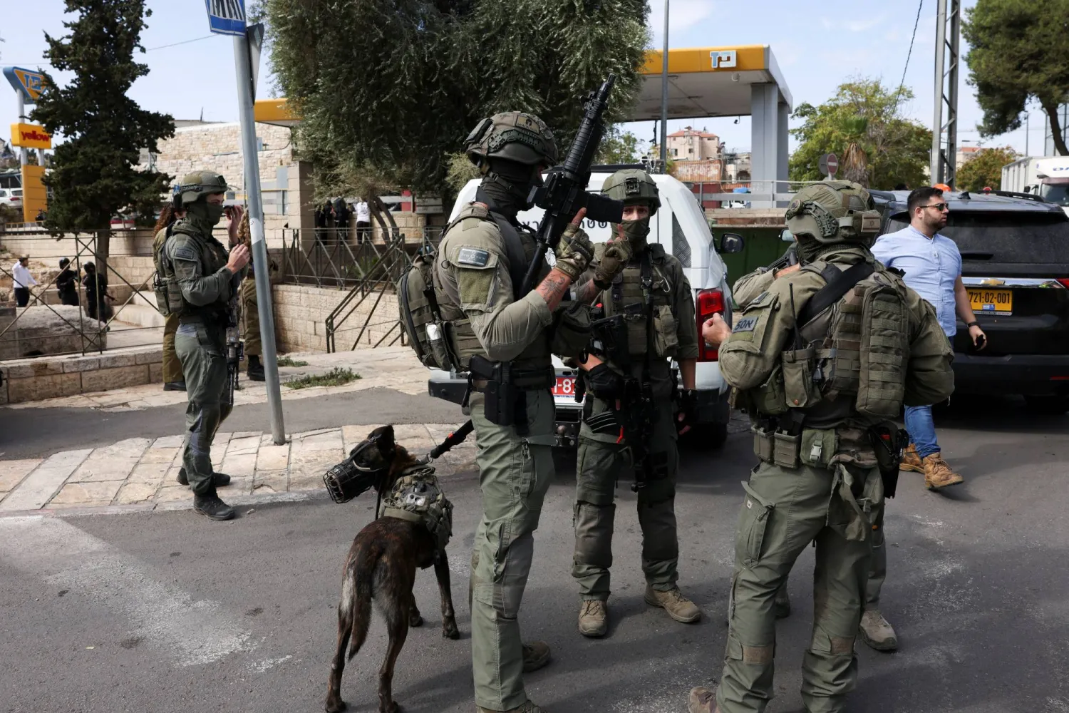 دورية لعناصر من الجيش الإسرائيلي في الضفة الغربية (رويترز)