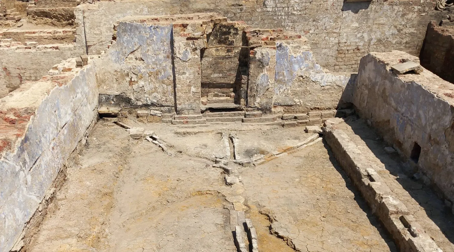 كتشف علماء الآثار غرفاً فيها مدافئ وجص أزرق على الجدران (شاترستوك)