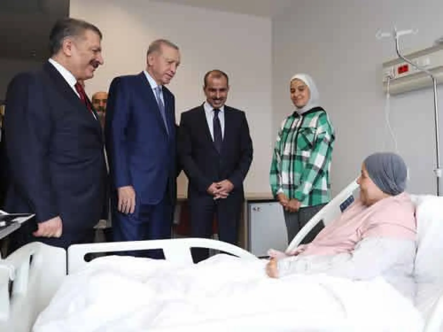 إردوغان ووزير الصحة زارا مرضى بالسرطان تم نقلهم من غزة عبر مصر للعلاج في تركيا (الرئاسة التركية)