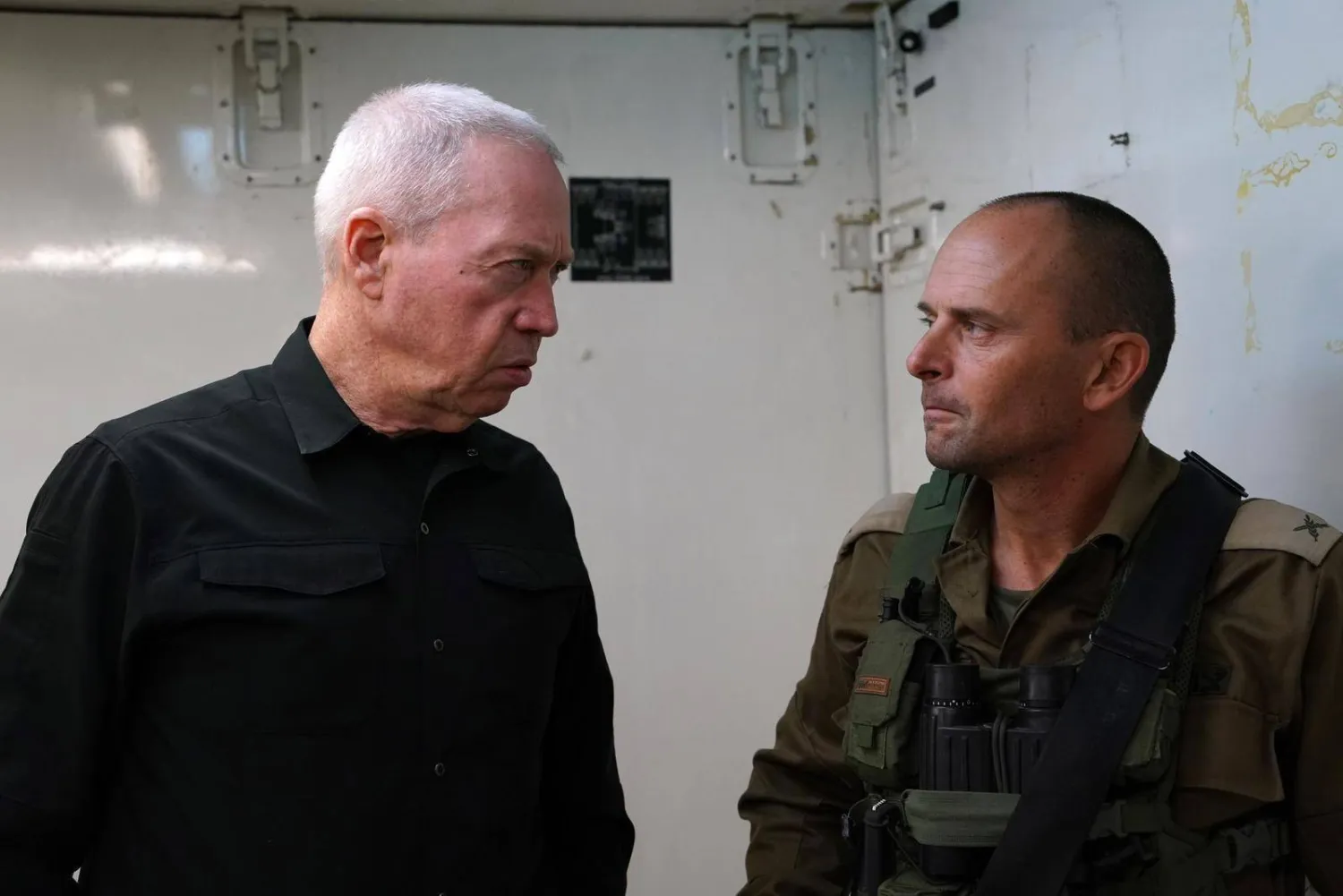 وزير الدفاع الإسرائيلي يوآف غالانت يزور قواته في شمال إسرائيل (د.ب.أ)