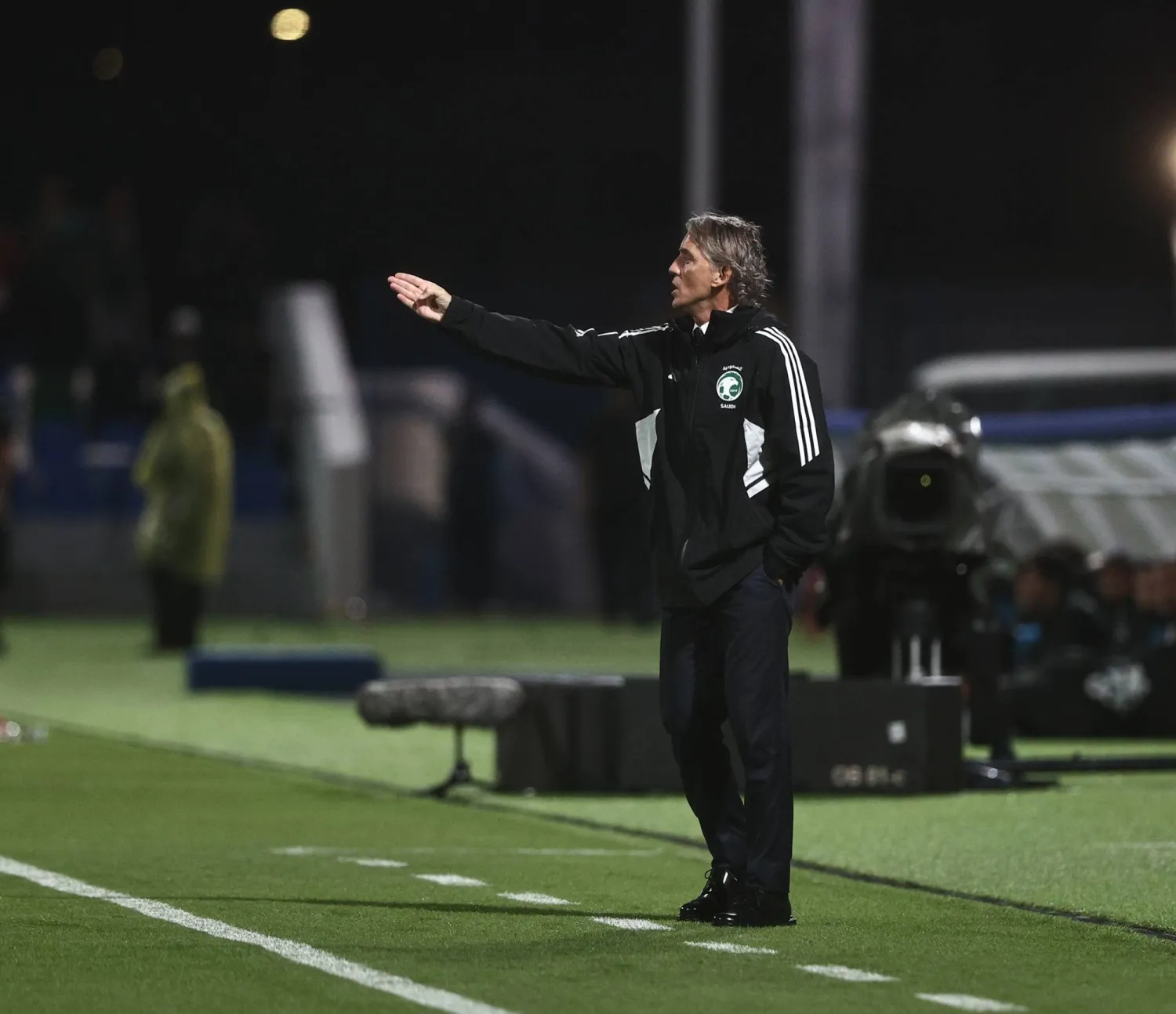 مانشيني يوجه لاعبيه خلال المباراة (تصوير: عيسى الدبيسي)