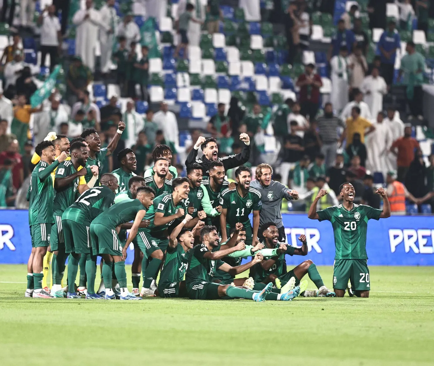 لاعبو الأخضر يحتفلون بفوزهم على باكستان (تصوير: عيسى الدبيسي)