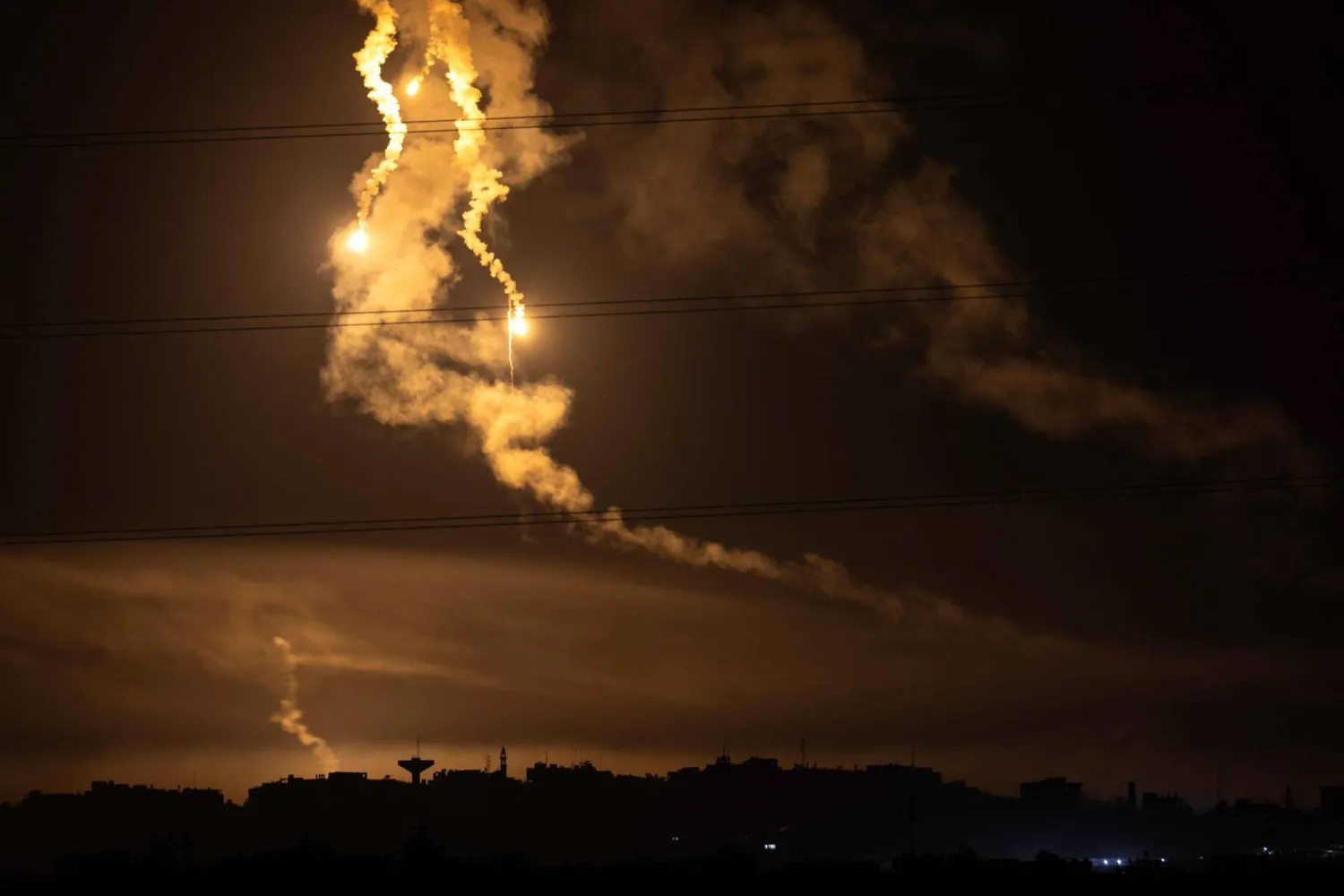 قنابل مضيئة أطلقها الجيش الإسرائيلي خلال قصفه لمواقع في قطاع غزة (ا.ف.ب)
