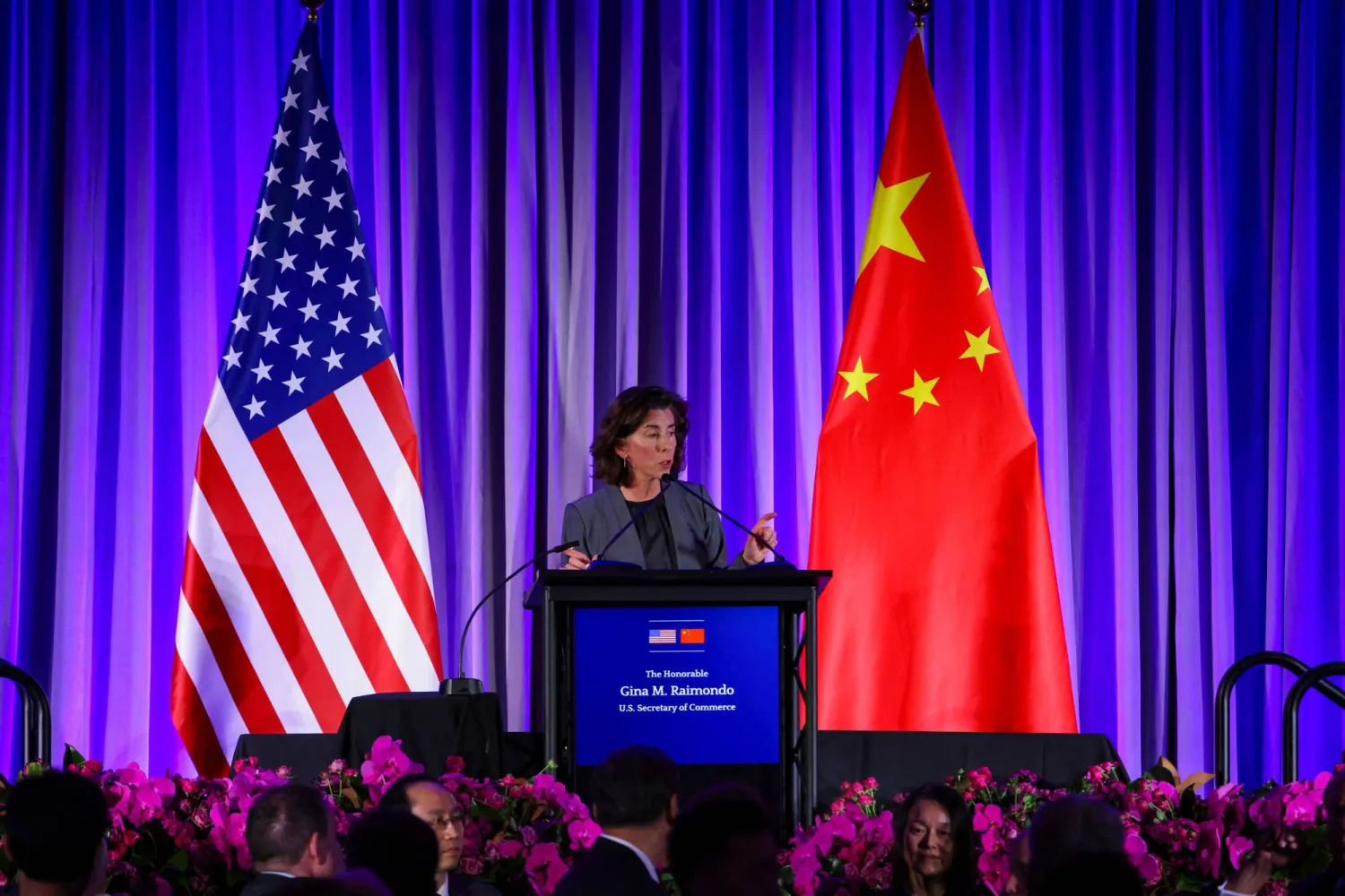 وزيرة التجارة الأميركية جينا ريموندو خلال كلمتها بمؤتمر حول العلاقات الأميركية الصينية على هامش قمة «أبيك» في سان فرانسيسكو (أ.ف.ب)