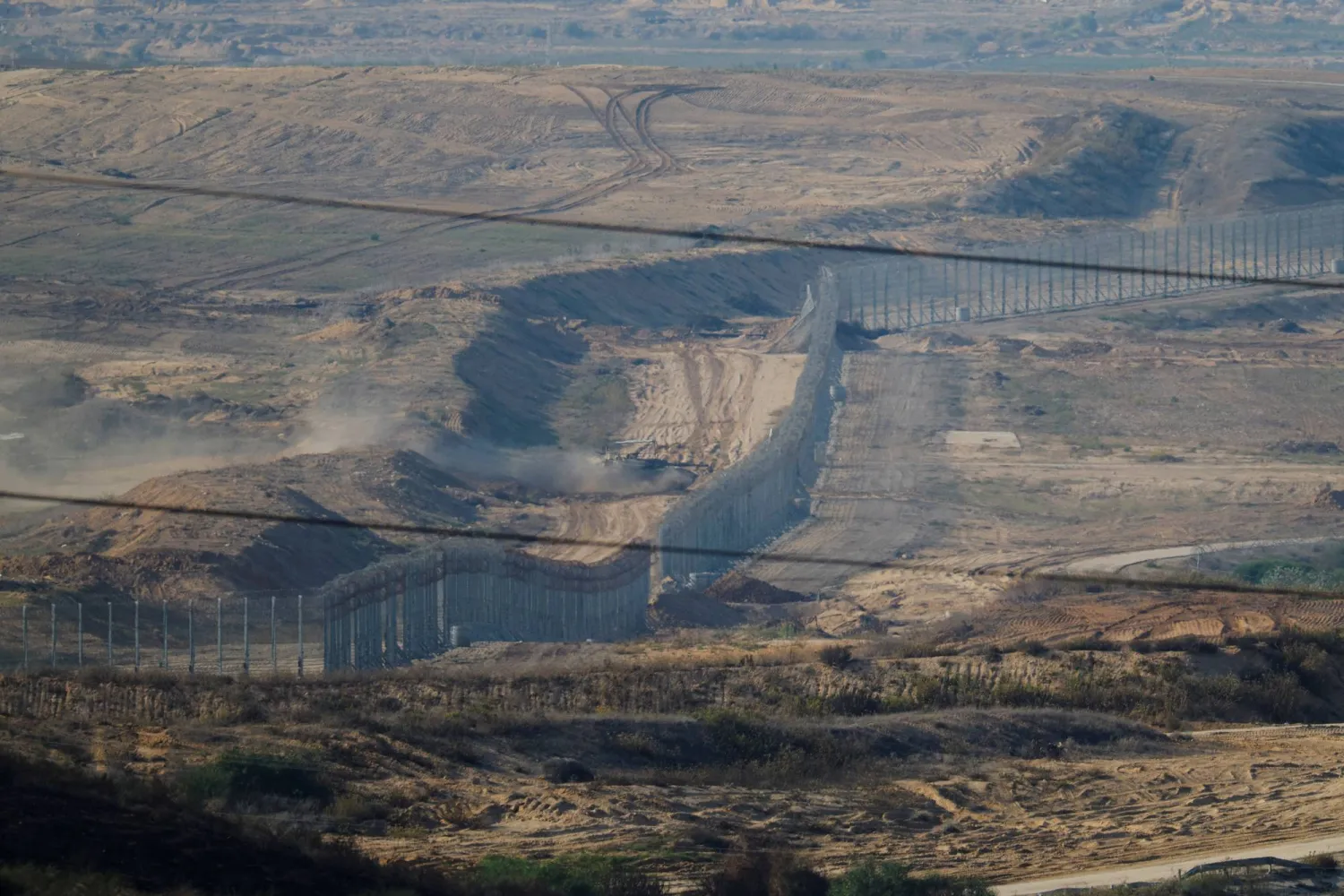 مناورات لدبابات إسرائيلية بجوار السياج الحدودي وسط الصراع المستمر بين إسرائيل وحركة «حماس» (رويترز)