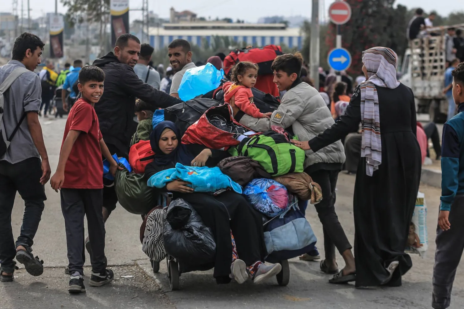 عائلات فلسطينية تنزح من مدينة غزة وأجزاء أخرى من شمال غزة باتجاه المناطق الجنوبية (د.ب.أ)