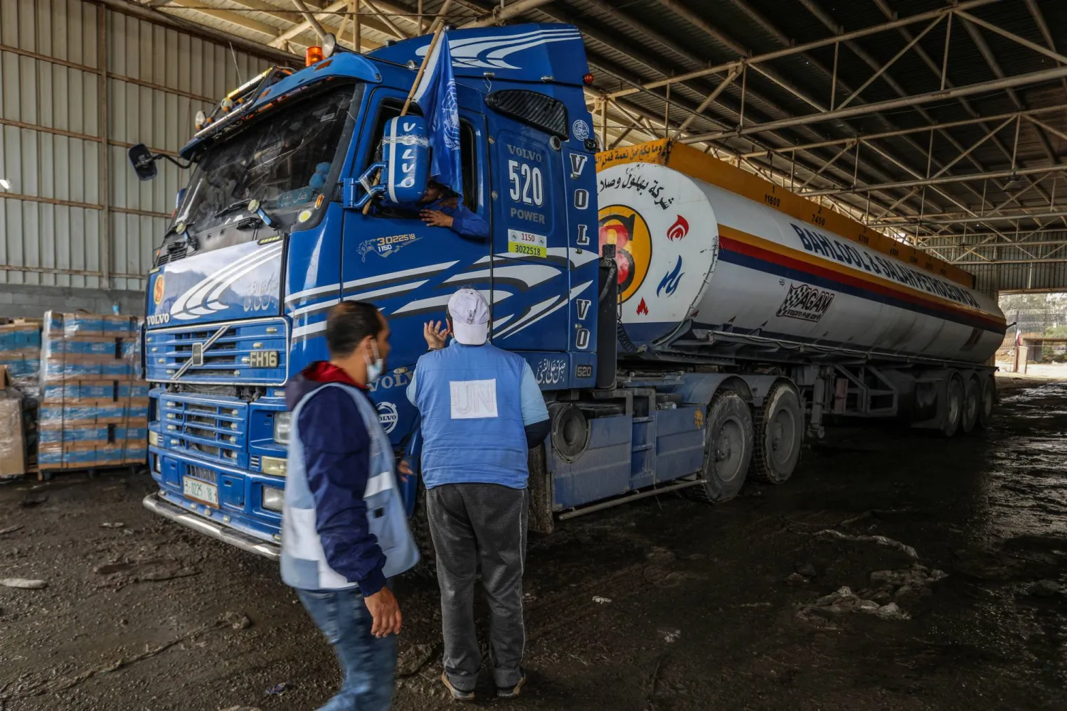 «الأونروا» تتسلم شاحنة تحمل وقوداً لإدخالها إلى غزة عبر رفح (د.ب.أ)