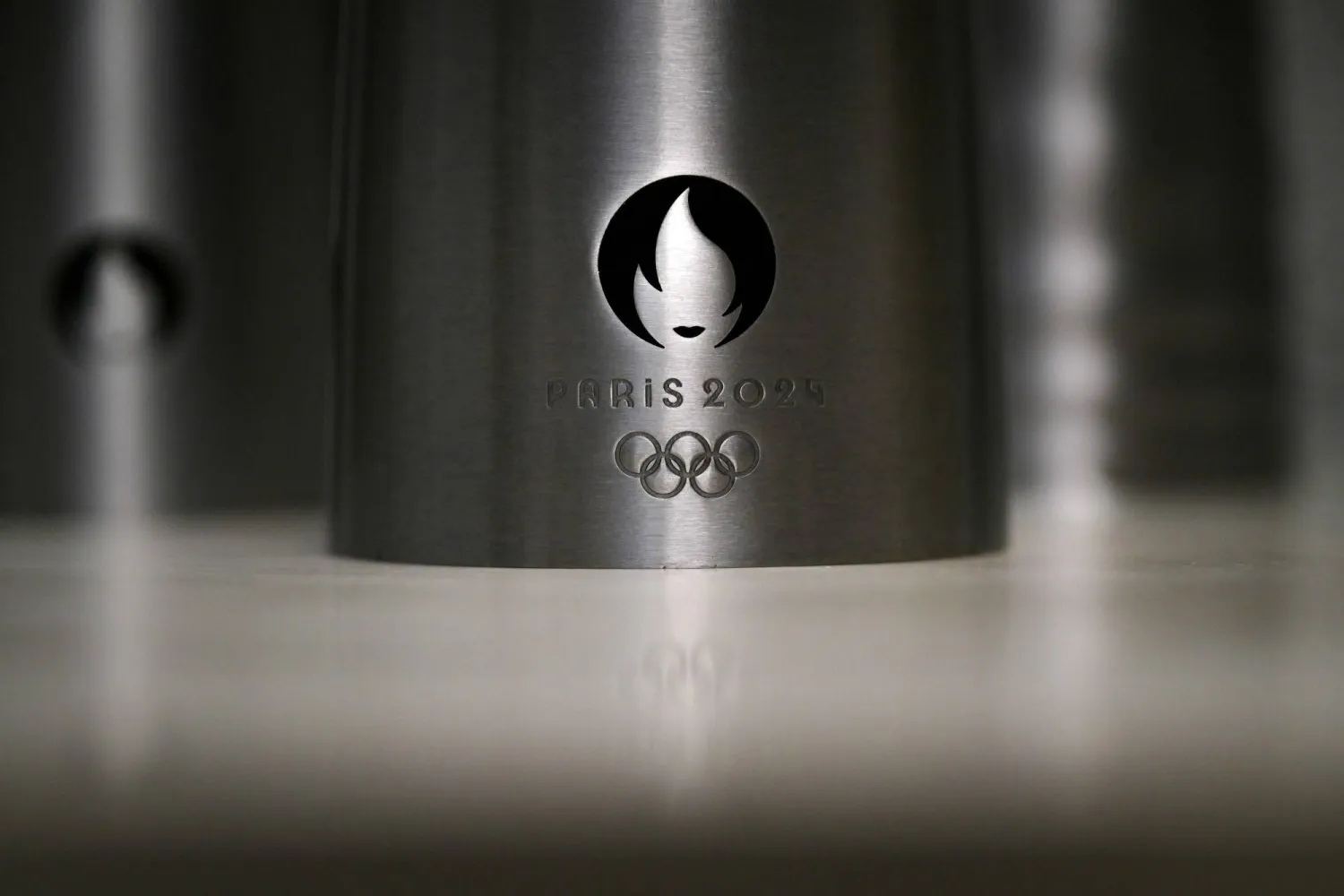 الإنتاج الضخم بدأ لما يقرب من 2000 شعلة فولاذية معاد تدويرها اللازمة لحمل شعلة الألعاب الأولمبية والبارالمبية في باريس 2024 (أ.ف.ب)