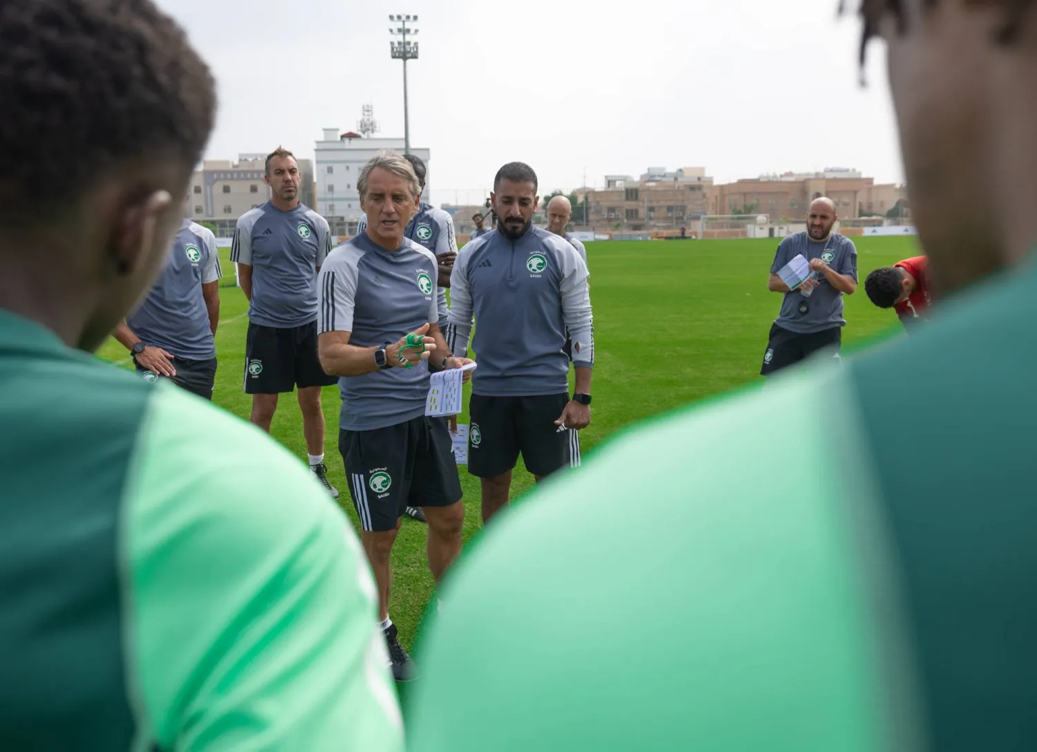 مانشيني مدرب المنتخب السعودي خلال الحصة التدريبية (الشرق الأوسط)