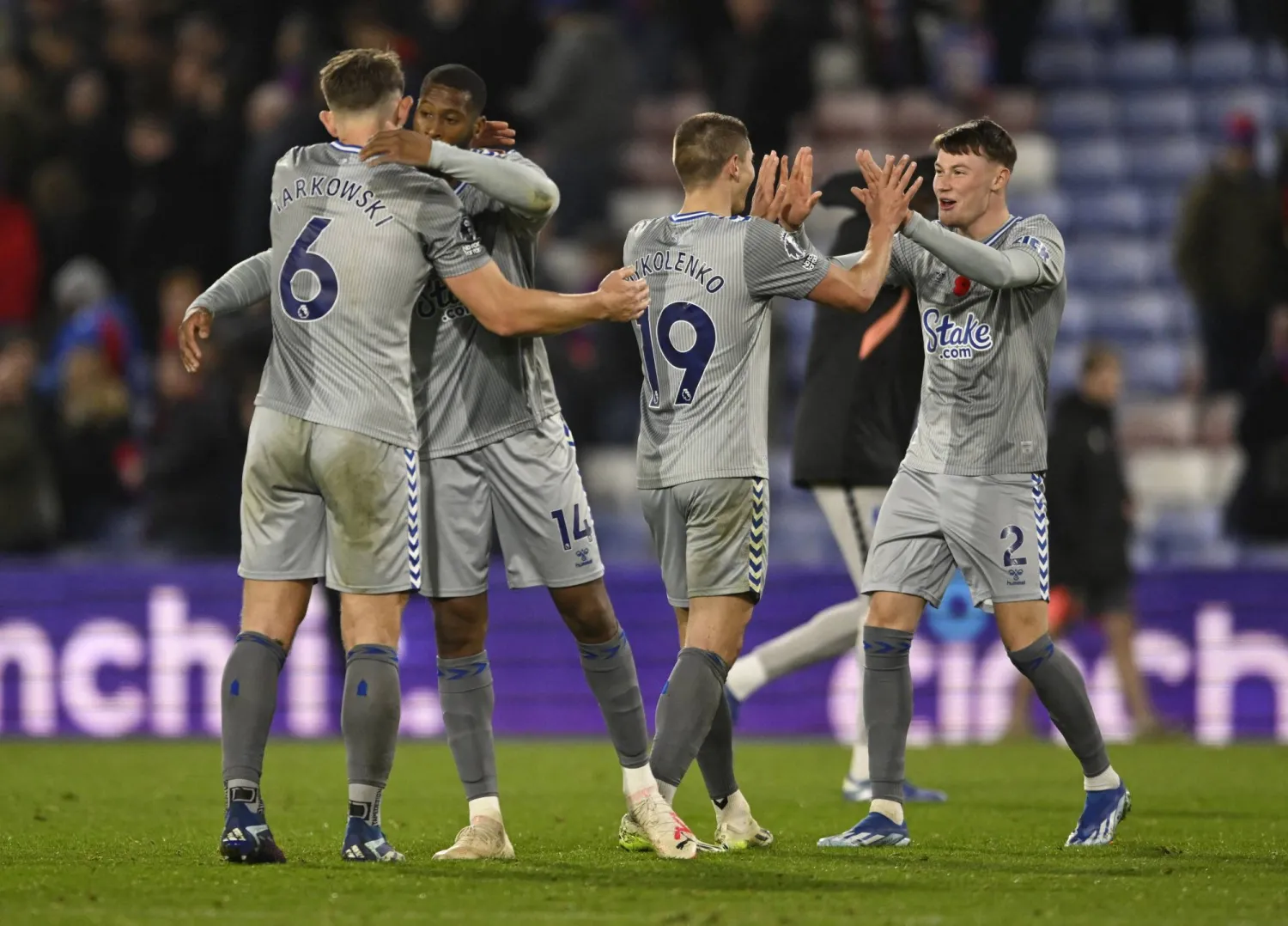 لاعبو إيفرتون وفرحة الفوز على كريستال بالاس بثلاثة أهداف مقابل هدفين في الجولة الأخيرة (رويترز)