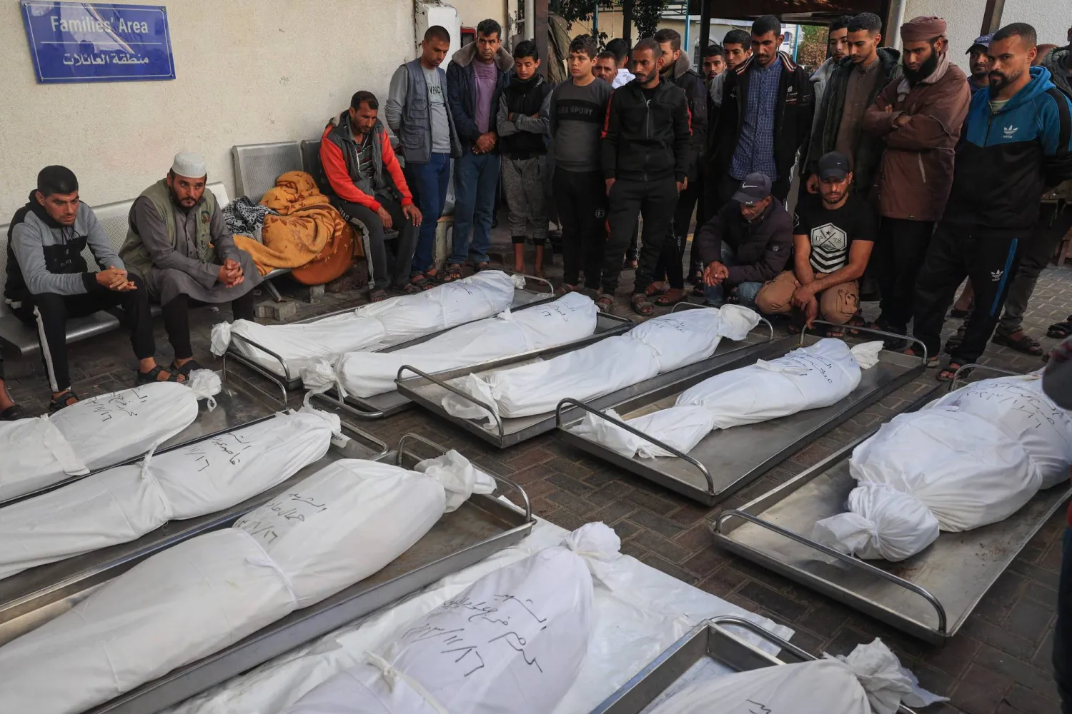 الفلسطينيون ينعون الجثث بعد القصف الإسرائيلي على رفح بجنوب قطاع غزة (أ.ف.ب)