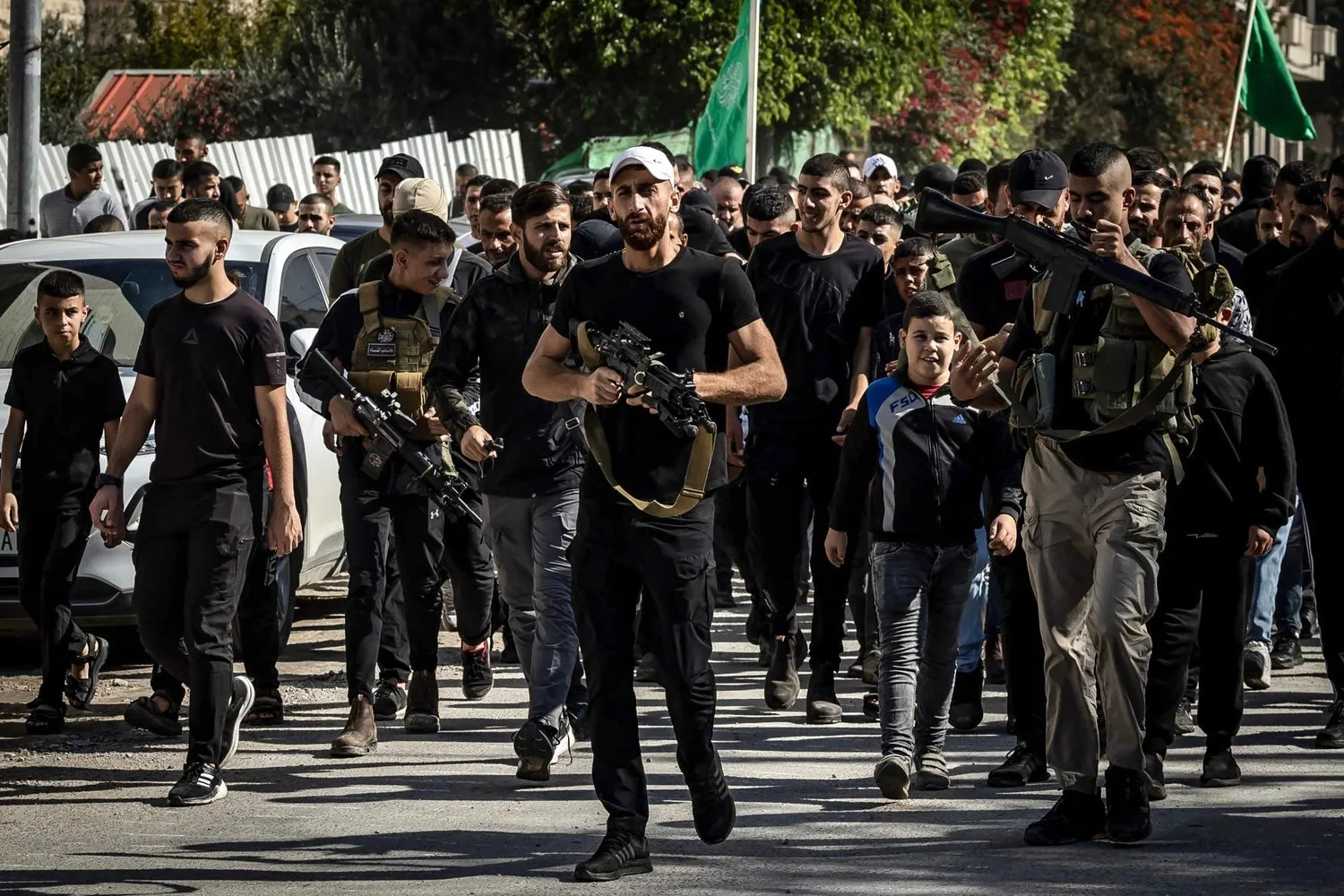 İsrail ordusunun dün Batı Şeria’daki Cenin kampına düzenlediği hava saldırılarında öldürülenlerin cenazesine katılan silahlı kişiler (AFP)