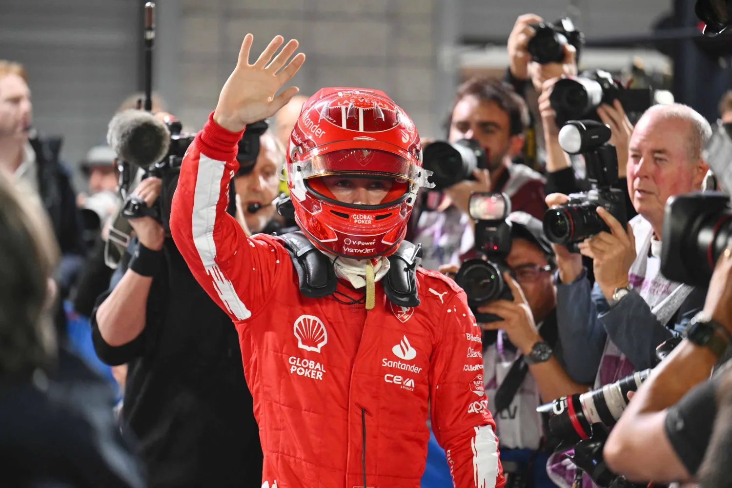 لوكلير محاطاً بكاميرات الإعلاميين عقب تحقيقه المركز الأول في انطلاقة منافسات بطولة العالم لـ«الفورمولا-1» في لاس فيغاس (أ.ف.ب)