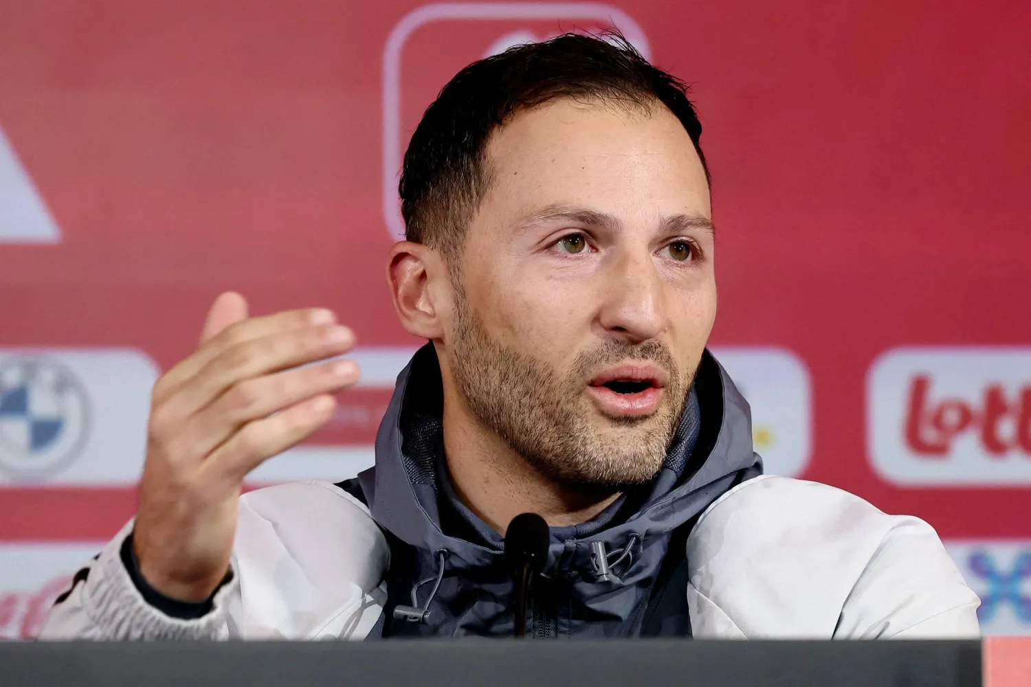 تيديسكو مدرب بلجيكا خلال حديثه في المؤتمر الصحافي (أ.ف.ب)