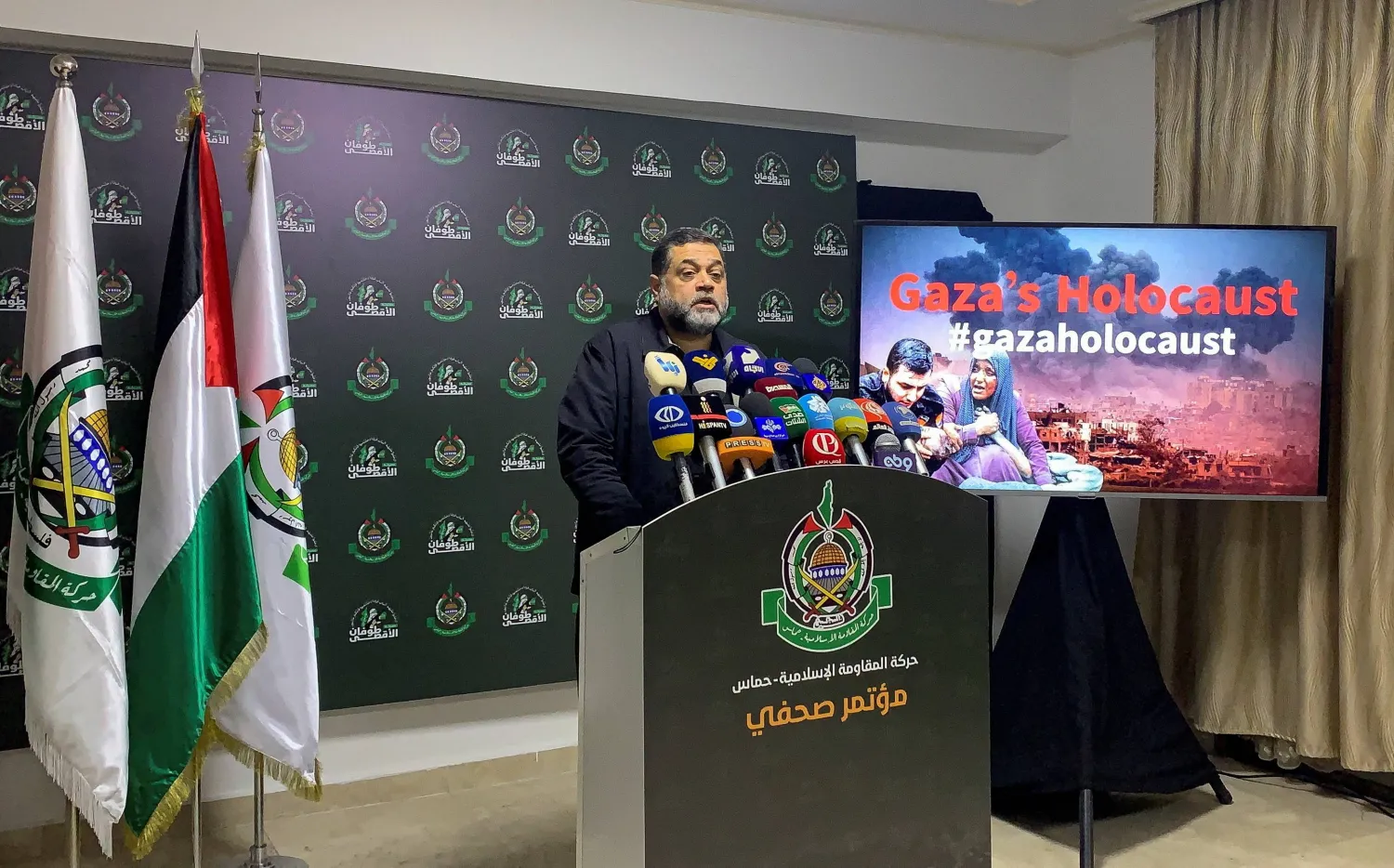 القيادي في حركة «حماس» أسامة حمدان خلال مؤتمر صحافي في بيروت (رويترز)