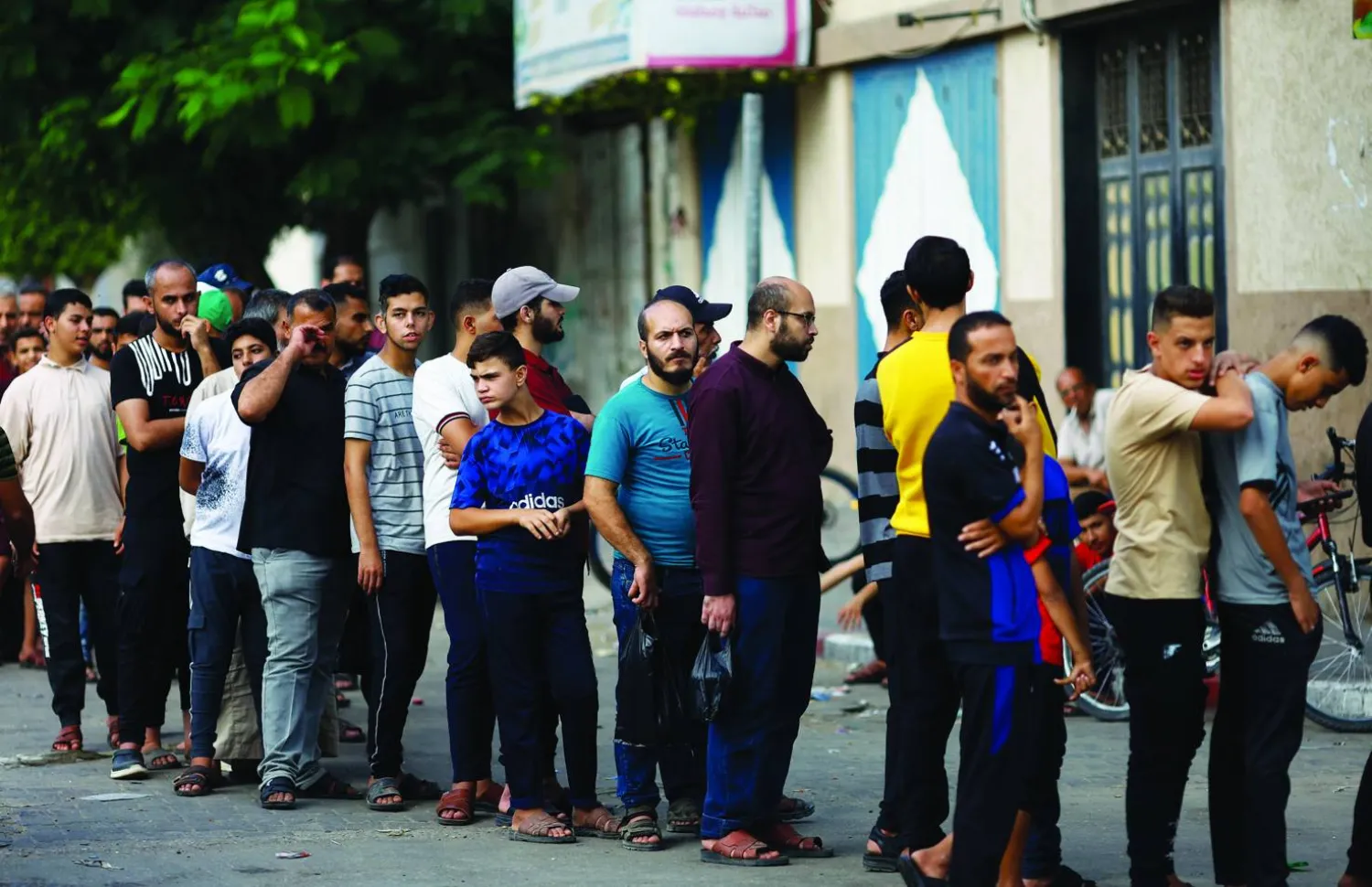 طابور خارج مخبز في رفح جنوب غزة 22 أكتوبر (أ.ف.ب)