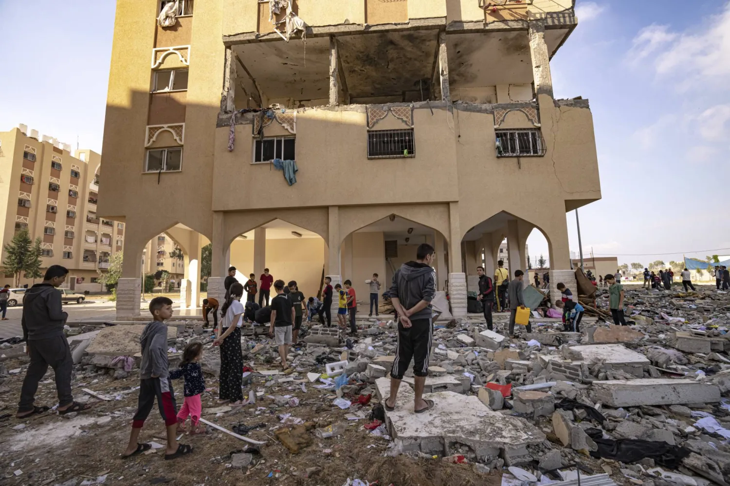 فلسطينيون يعاينون دماراً سببه القصف الإسرائيلي في خان يونس (أ.ب)