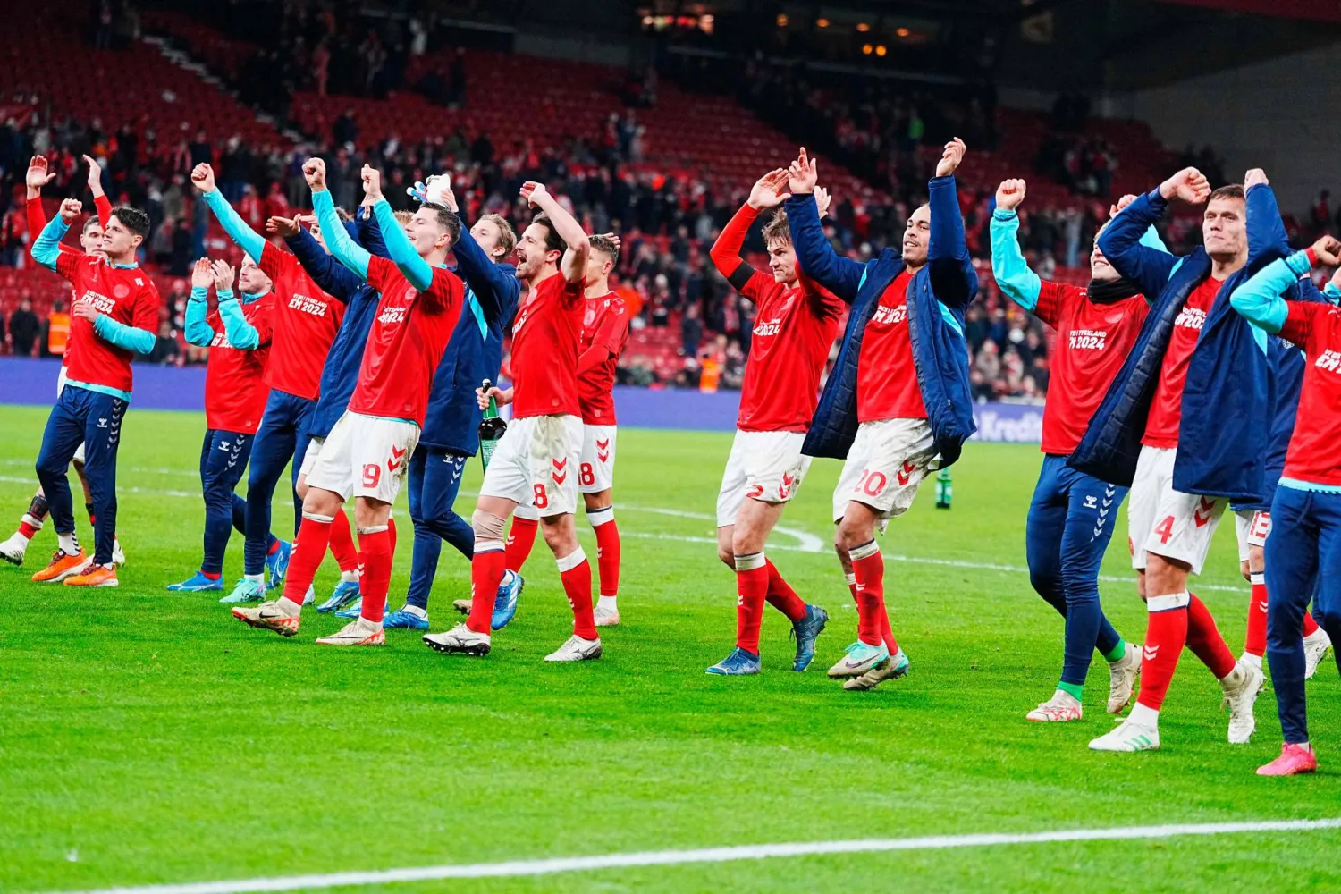 لاعبو الدنمارك وفرحة التأهل لنهائيات كأس الامم الاوروبية (أ.ف.ب)