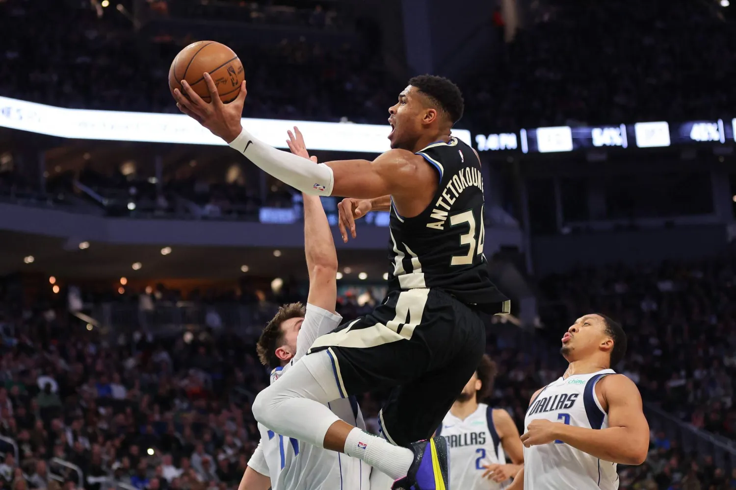 أنتيتوكونمبو قاد ميلووكي باكس إلى الفوز على المافريكس 132- 125 (أ.ف.ب)