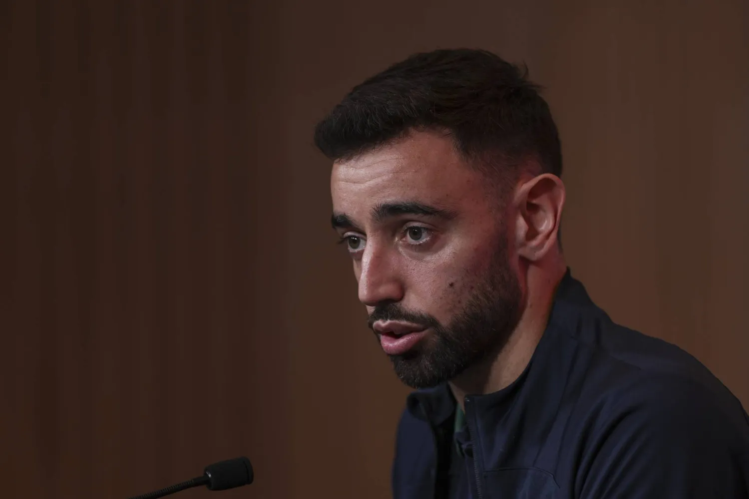 فرنانديز قال إنه لا يلتفت للشائعات ويفضل التركيز مع اليونايتد (إ.ب.أ)