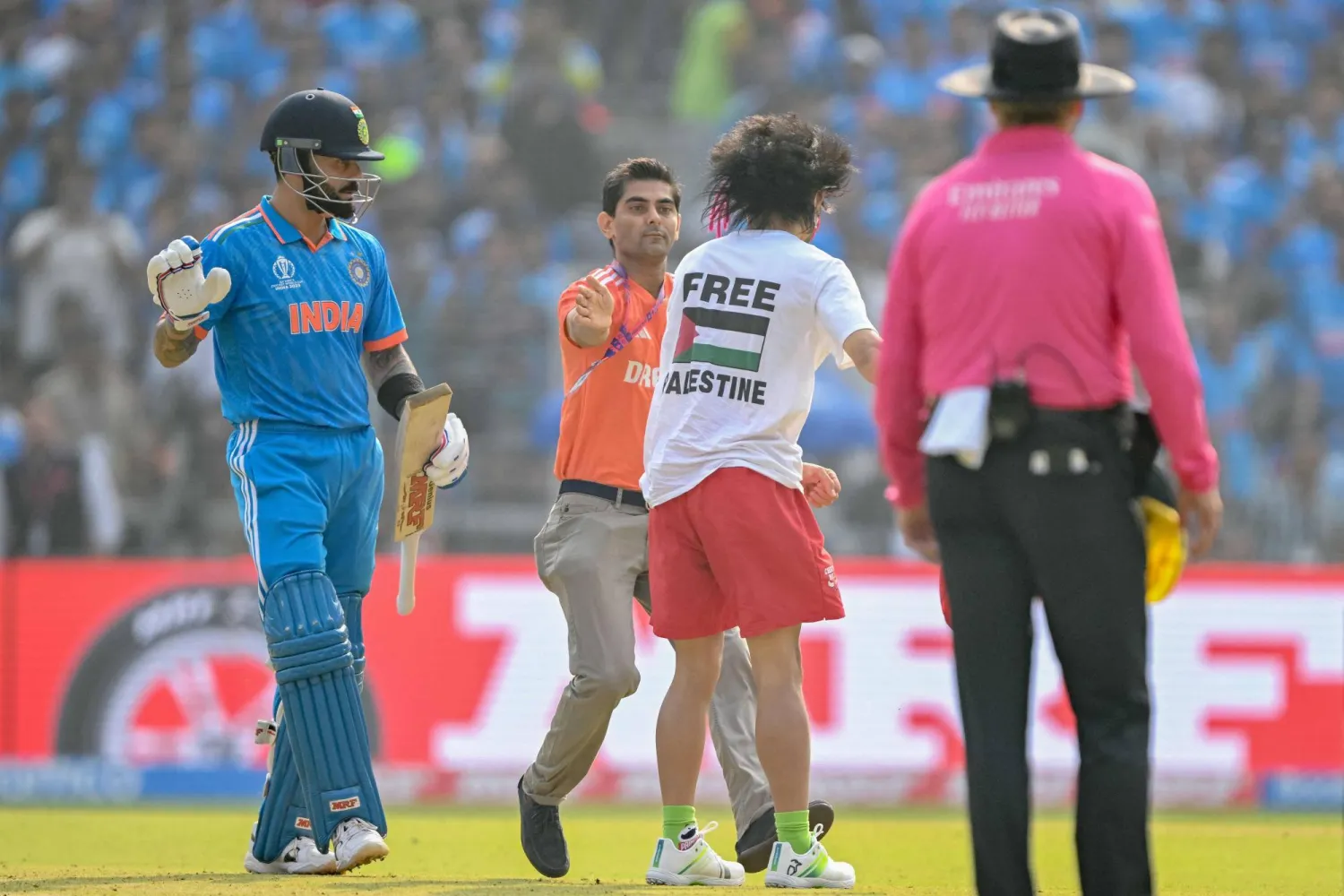 قميص الناشط يحمل عبارة «أوقفوا قصف فلسطين»... (أ.ف.ب)