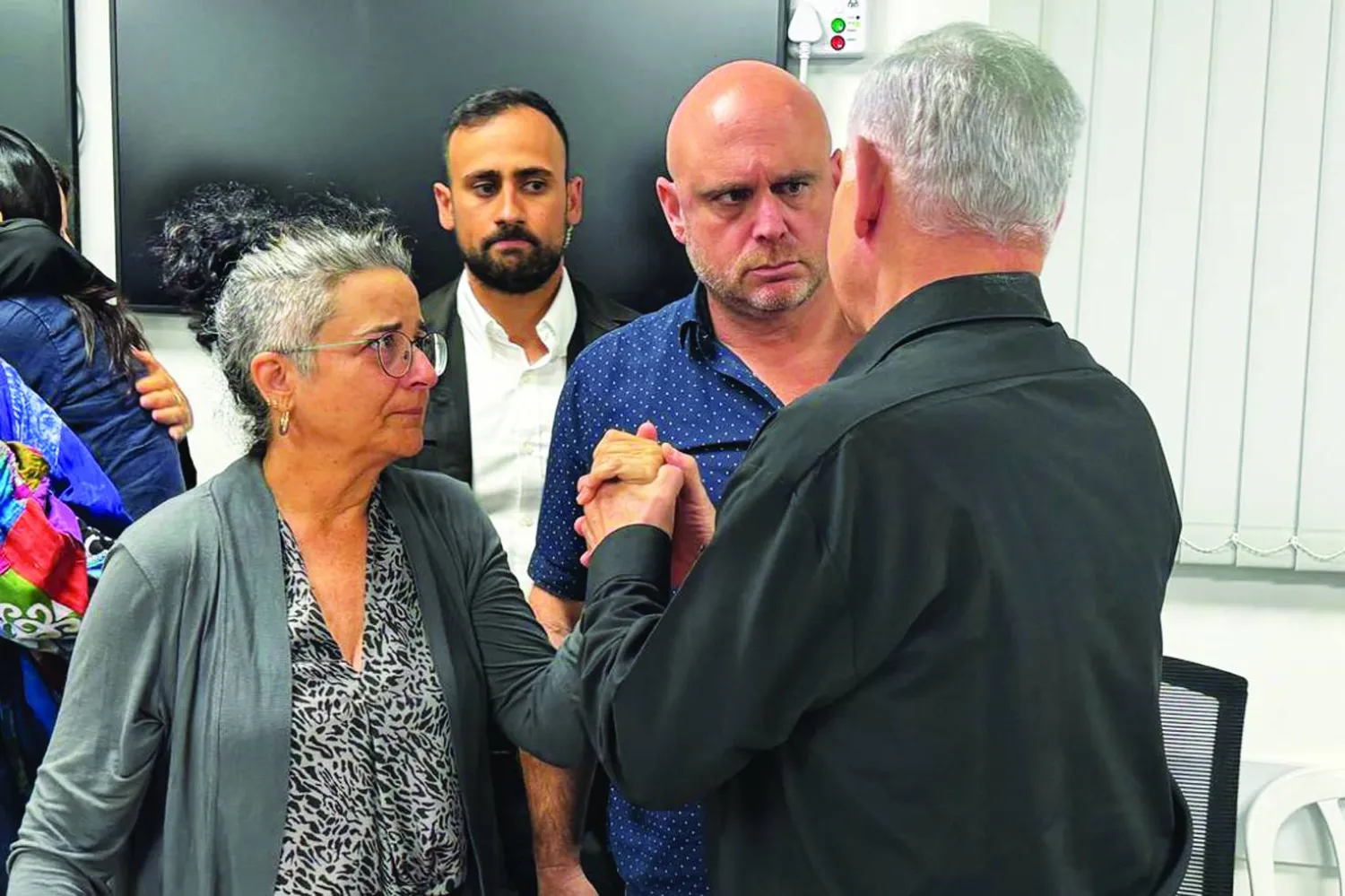 جانب من لقاء نتنياهو بعائلات الأسرى الإسرائيليين لدى «حماس» (د.ب.أ)