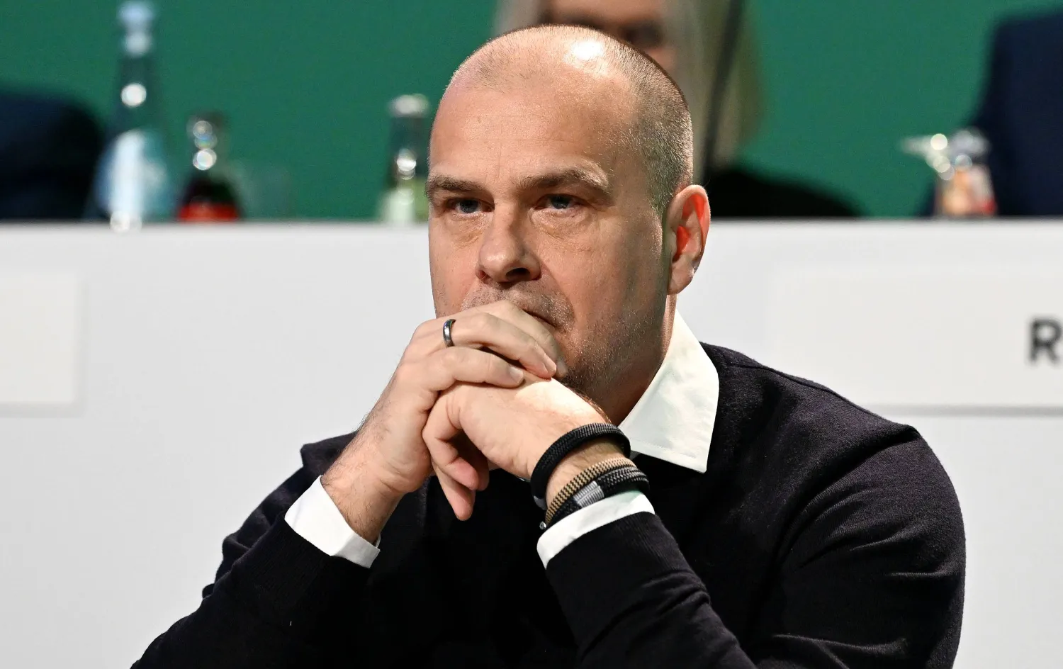 كلاوس فيلبري خلال الجمعية العمومية لنادي فيردر بريمن الألماني (د.ب.أ)