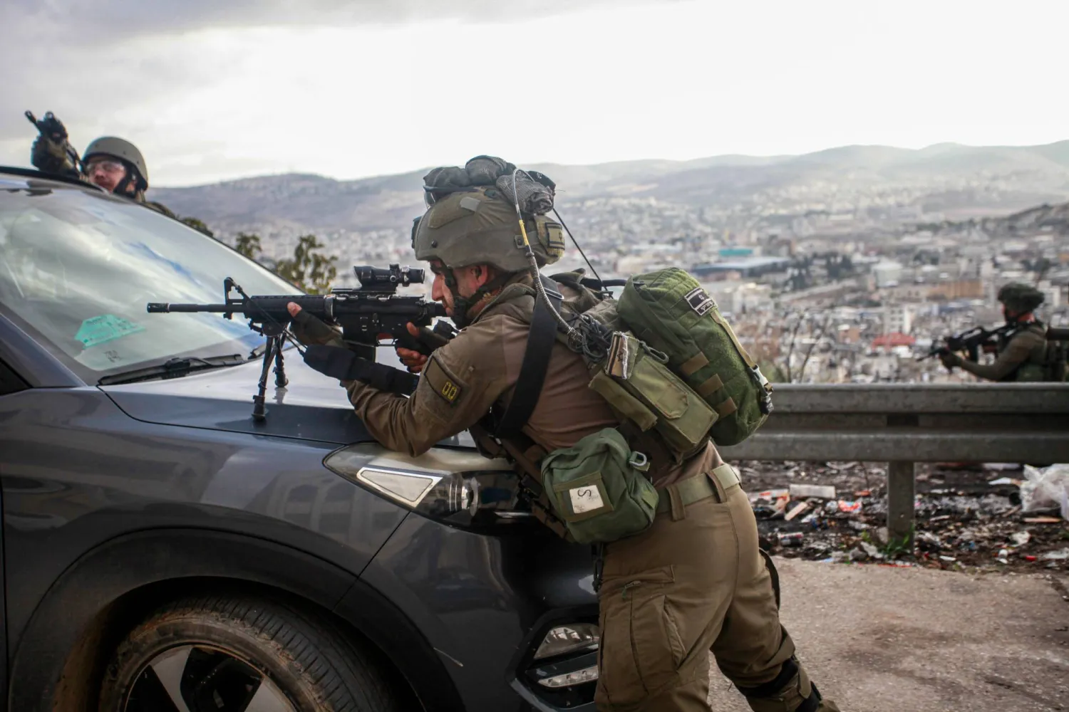 جندي إسرائيلي خلال اقتحام مخيم بلاطة في الضفة الغربية (د.ب.أ)