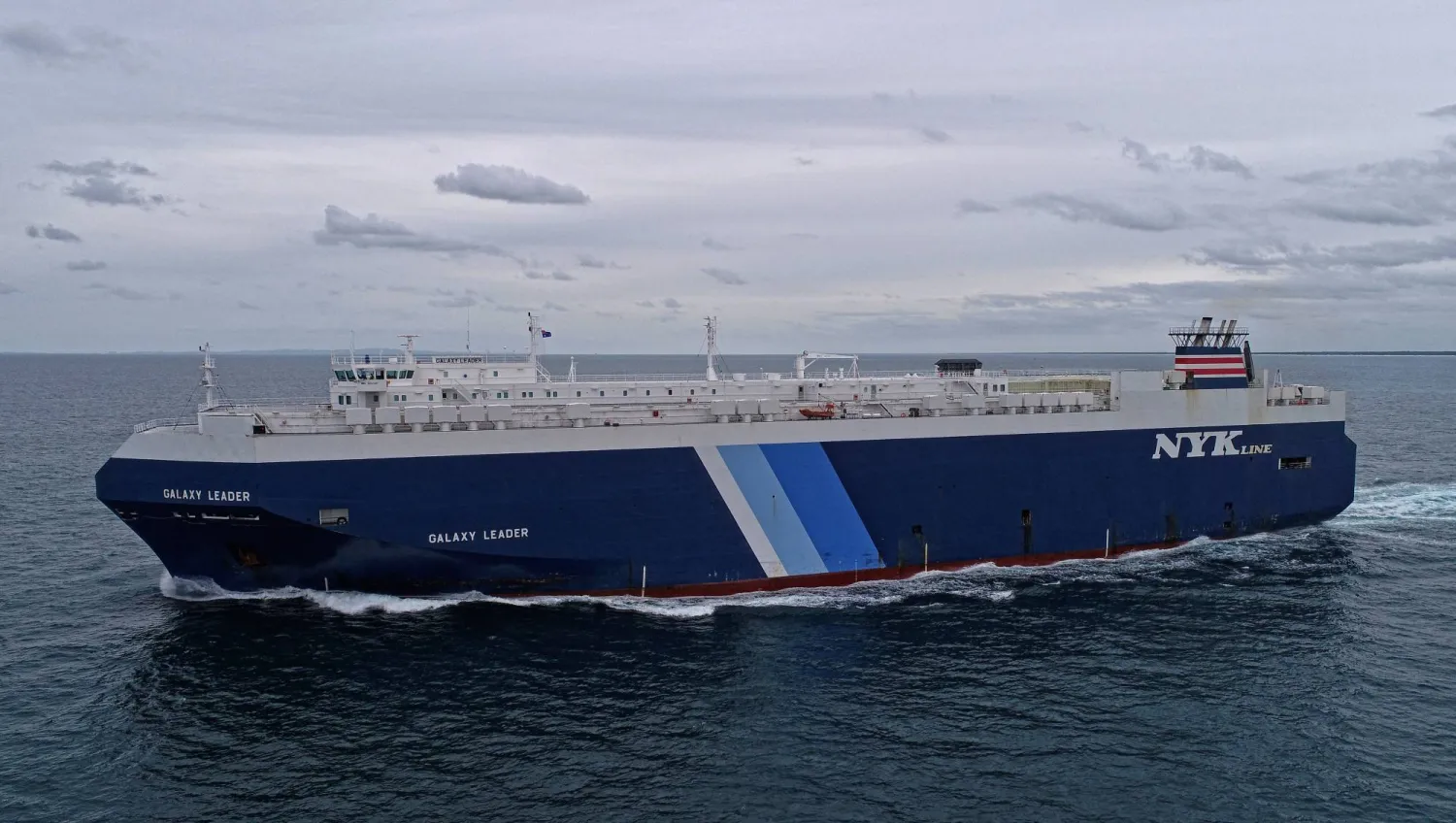 سفينة الشحن المملوكة لبريطانيين وتشغلها شركة يابانية التي احتجزها حوثيون في البحر الأحمر (رويترز)