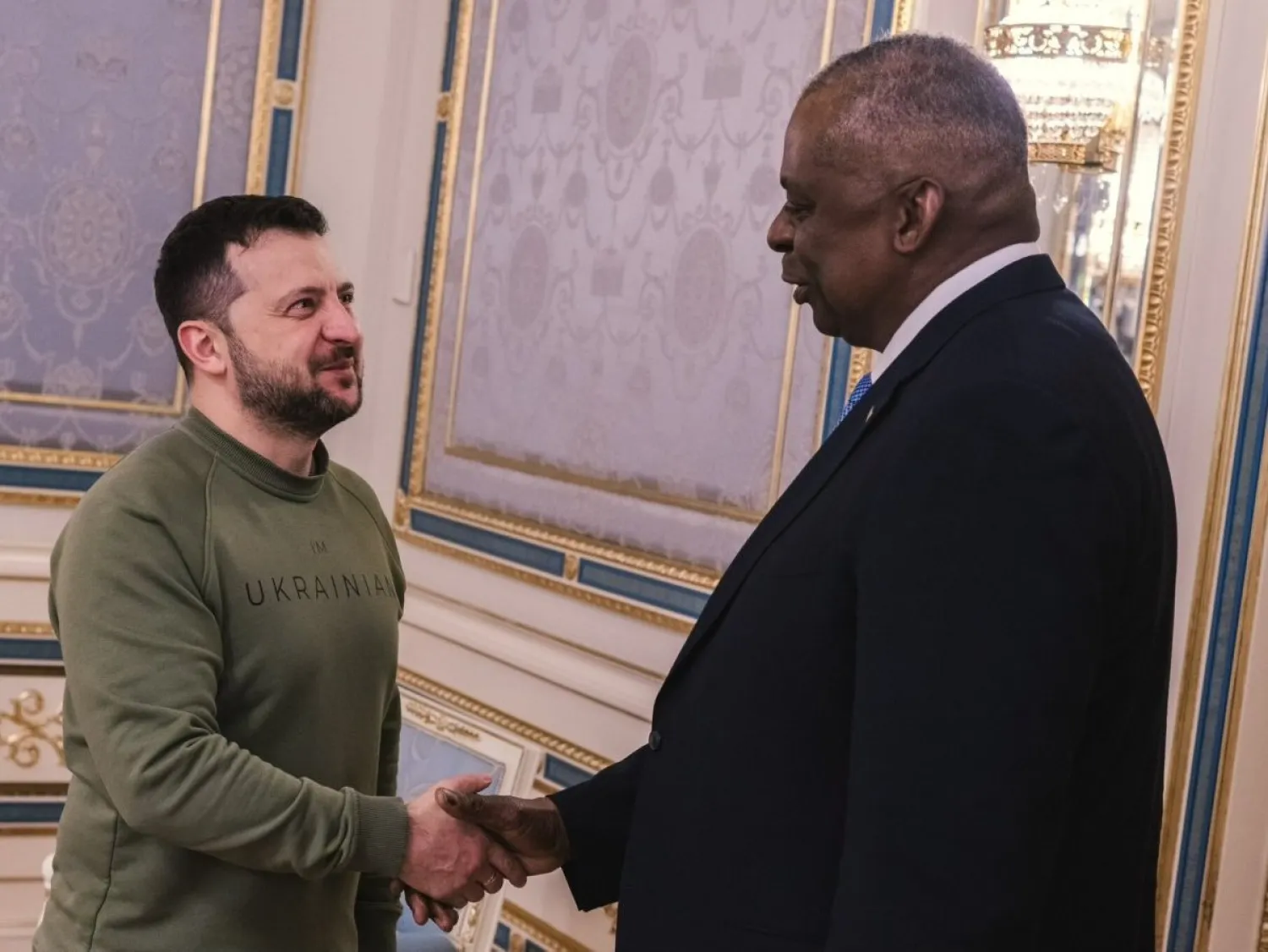 وزير الدفاع الأميركي لويد أوستن يلتقي الرئيس الأوكراني في كييف (حساب أوستن على «إكس»)