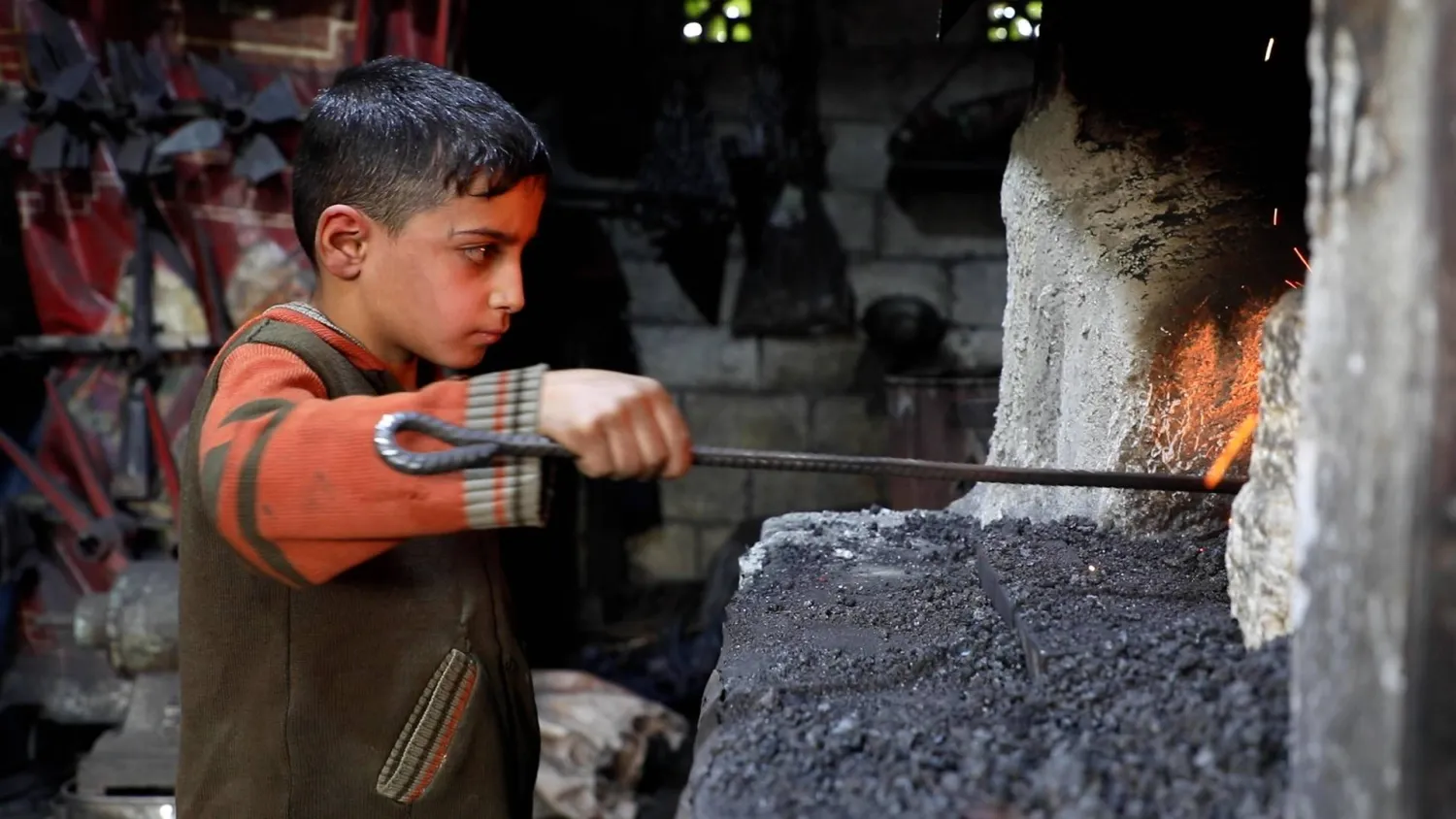 شادي الذي يحلم أن يكون معلماً (الشرق الأوسط)