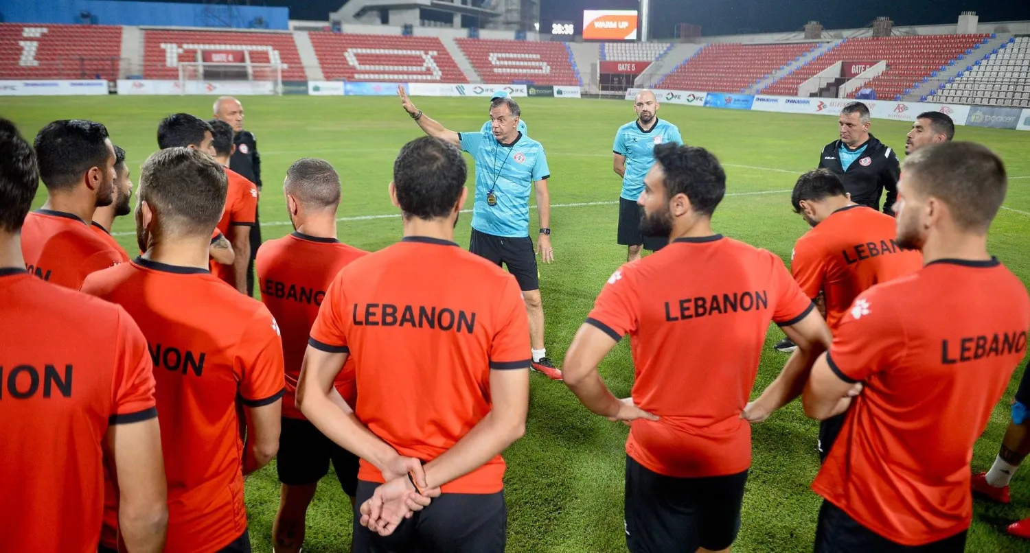 نيكولا يورسيفيتش يوجه اللاعبين خلال التدريبات الأخيرة لمنتخب لبنان (الشرق الأوسط)