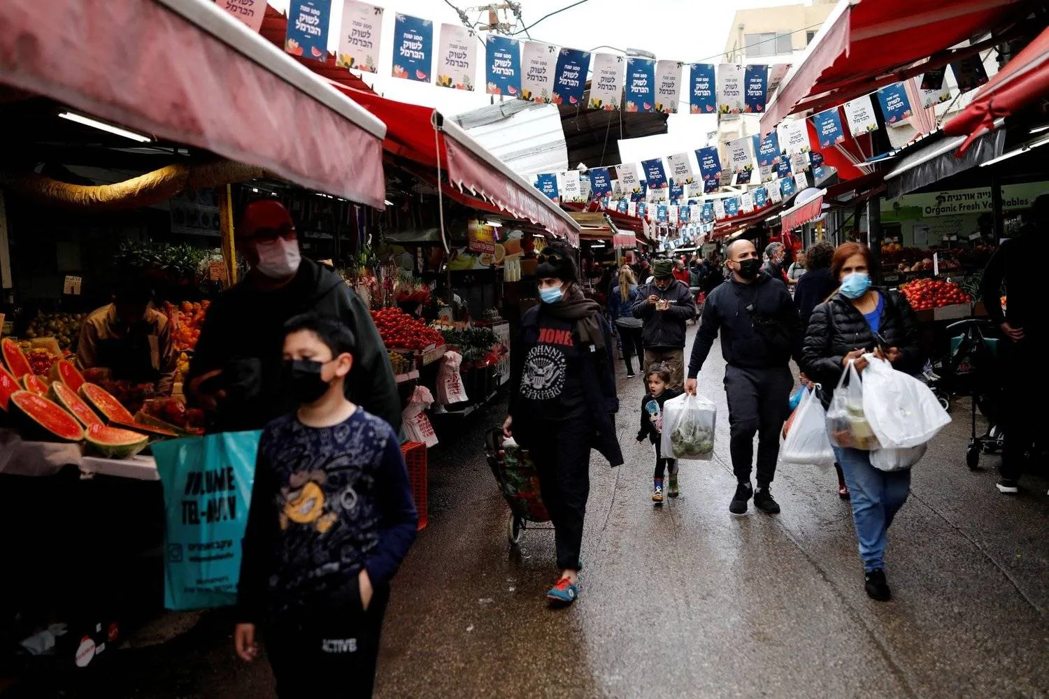 Israelis shop at a market in Tel Aviv during the COVID-19 pandemic. (File photo: Reuters) 