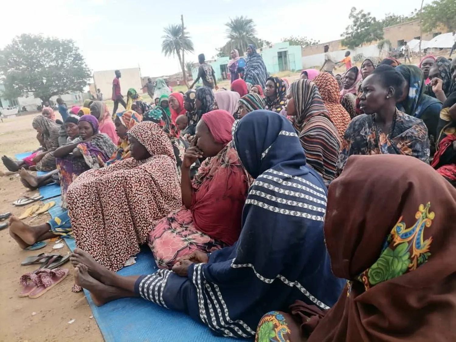 لاجئون في «مركز مبارك زروق للإيواء»... (الشرق الأوسط)