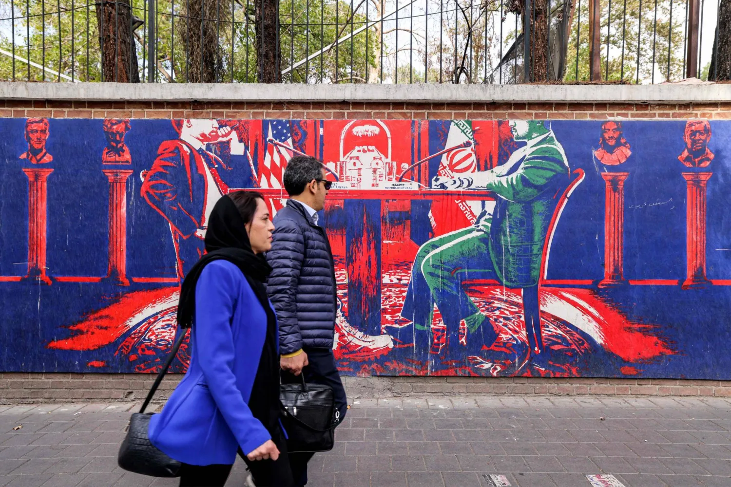 إيرانيان في أحد شوارع طهران (أ.ف.ب)