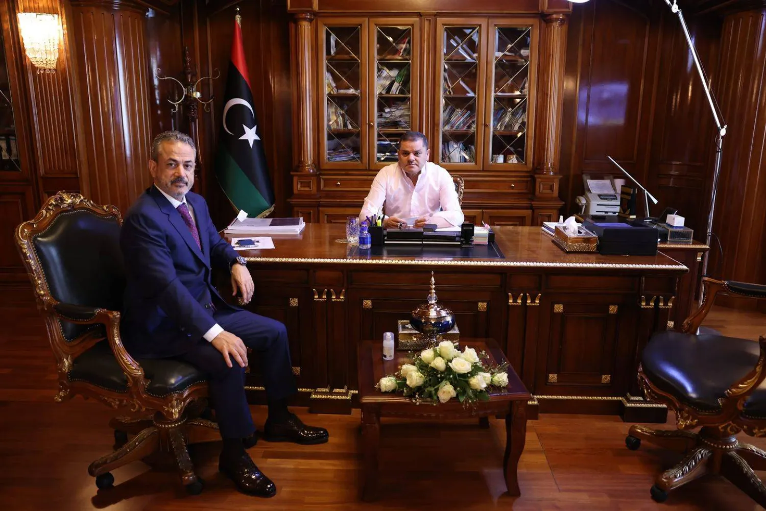 الدبيبة في لقاء سابق مع فرحات بن قدارة رئيس مؤسسة النفط الليبية (حكومة الوحدة)