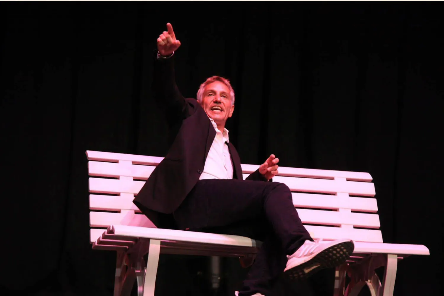 مشهد من مسرحيته التي قدمها على خشبة «مونو» في بيروت (مسرح مونو)